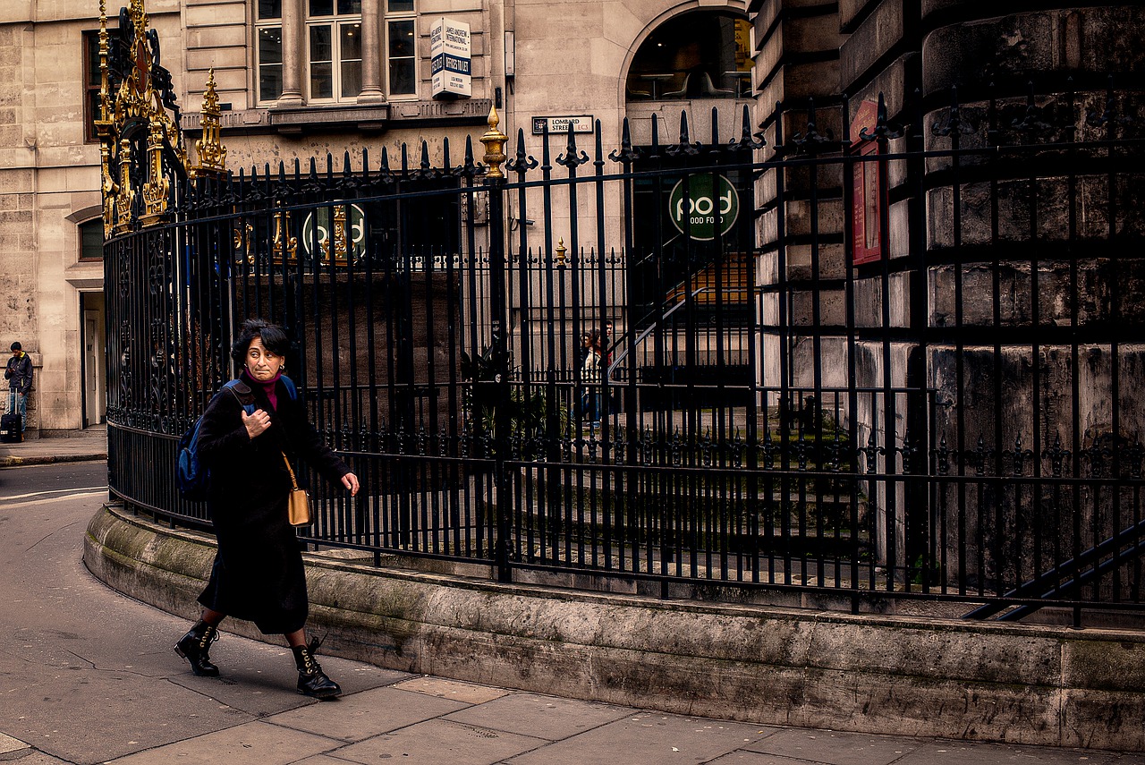 Kobieta w średnim wieku spacerująca po ulicy w Londynie