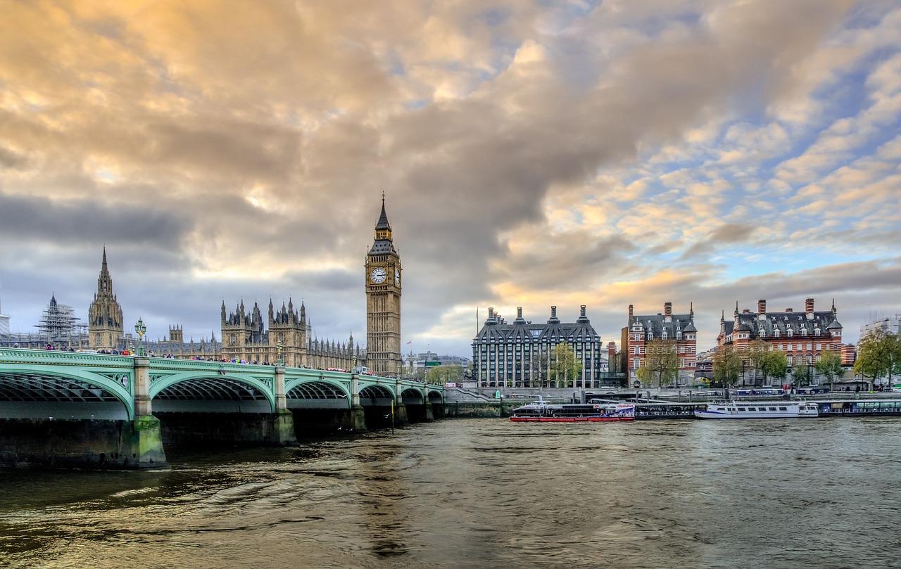 Krajobraz przedstawiający most w Londynie i Big Ben w tle